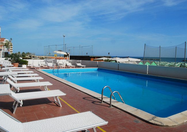 hotel-embassy-piscina