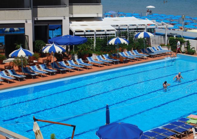 pesaro-in-treno-hotel-imperial-sport-piscina